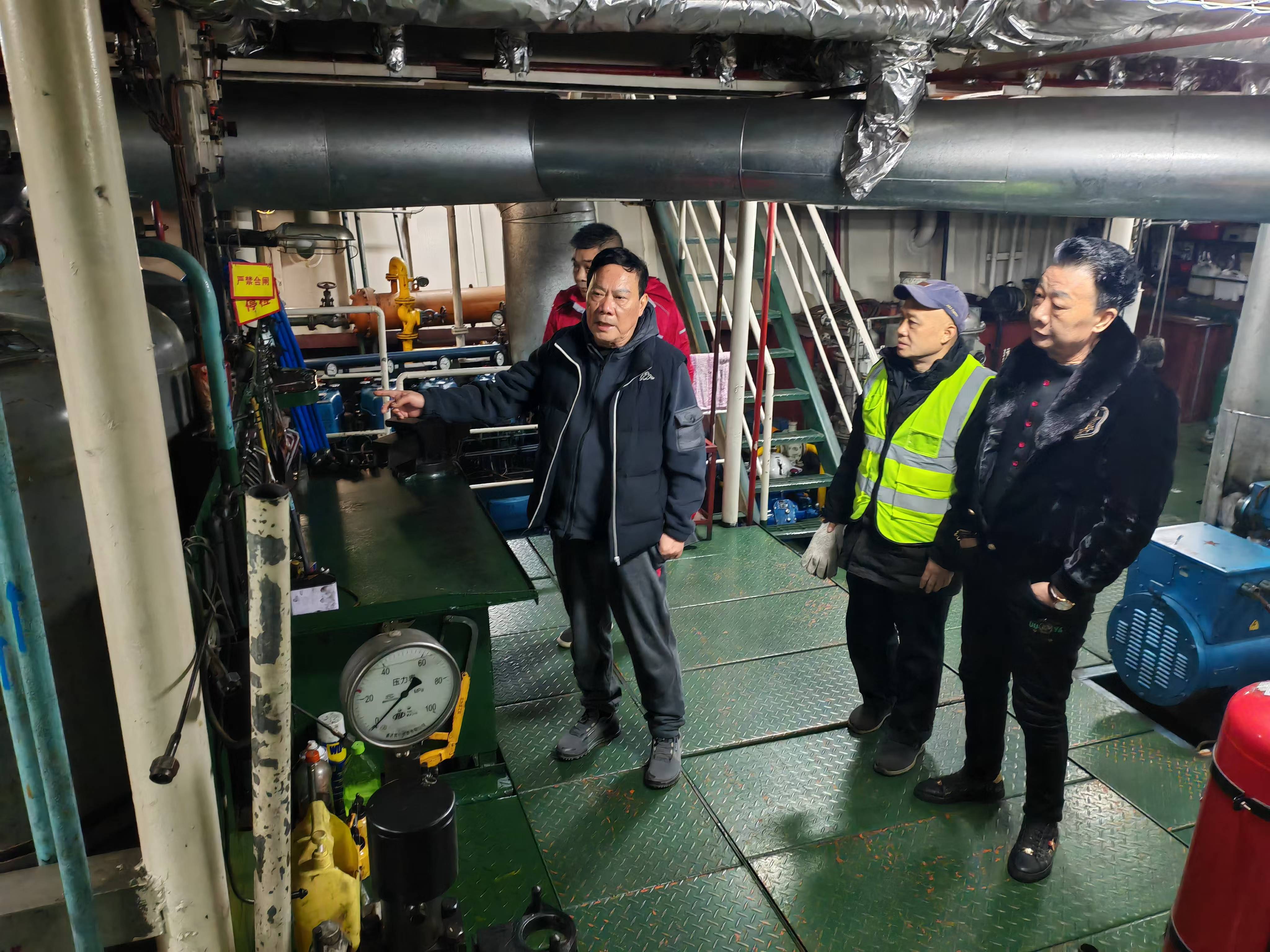 公司执行董事尹董节前上船开展春节前船舶风险隐患排查暨节前船员慰问活动